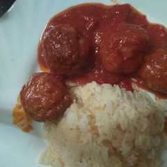 Una foto de Albóndigas con tomate