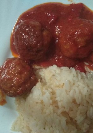 Una foto de Albóndigas con tomate