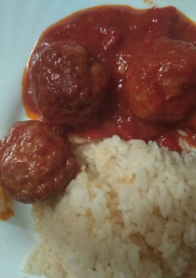 Una foto de Albóndigas con tomate