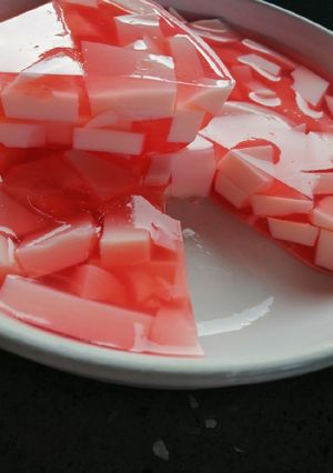 A picture of Milky and crystal jelly.