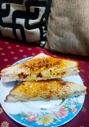 চীজী পটেটো টোস্ট (cheesy potato toast recipe in bengali) রেসিপির প্রধান ছবি