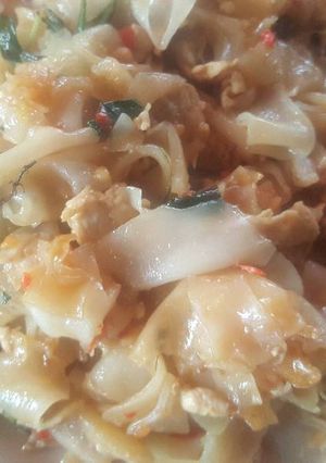 รูปของ เส้นใหญ่ผัดขี้เมาไก่