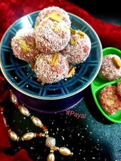 कोकोनट लड्डू(coconut laddu recipe in hindi) रेसिपी मुख्य फोटो