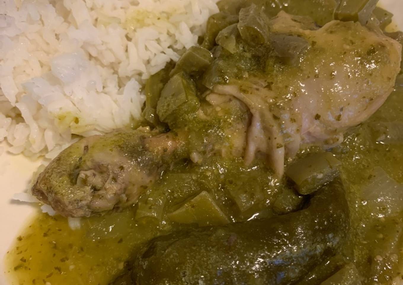 Pollo con nopales y salsa verde