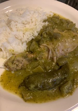 Una foto de Pollo con nopales y salsa verde