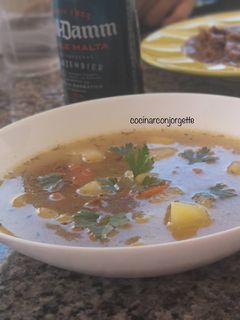 Una foto de Caldo con mollejas de pollo y patata
