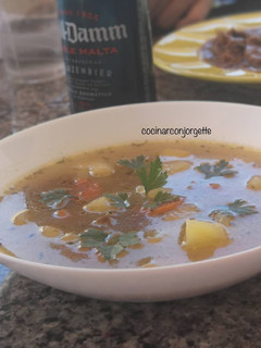 Una foto de Caldo con mollejas de pollo y patata