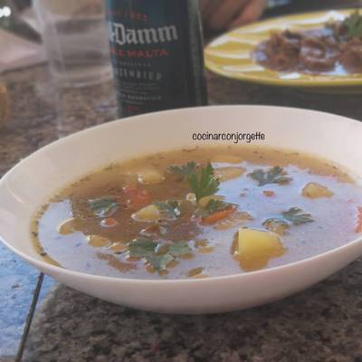 Caldo con mollejas de pollo y patata Receta de 