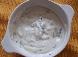 Una foto de Salsa de yogurt y hierbabuena