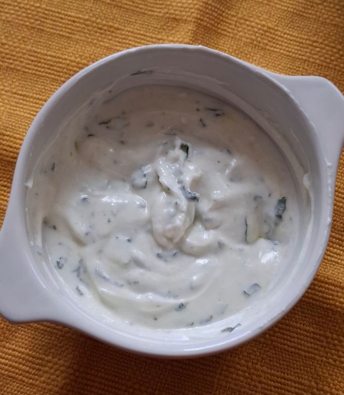 Una foto de Salsa de yogurt y hierbabuena