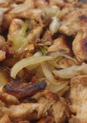 Une photo de Poulet aux oignons