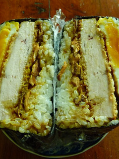 Una foto de Onigirazu de pollo katsu