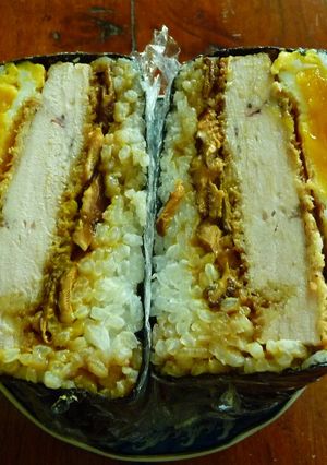 Una foto de Onigirazu de pollo katsu