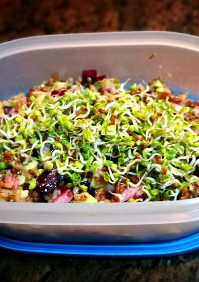 Una foto de Quinoa integral con remolacha y germinados de rábano - veggie