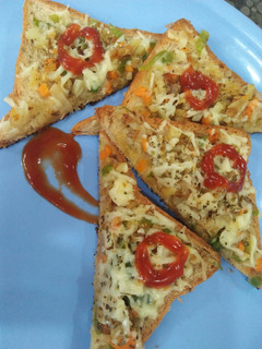 वेज पिज्जा (Veg pizza recipe in hindi) रेसिपी मुख्य फोटो