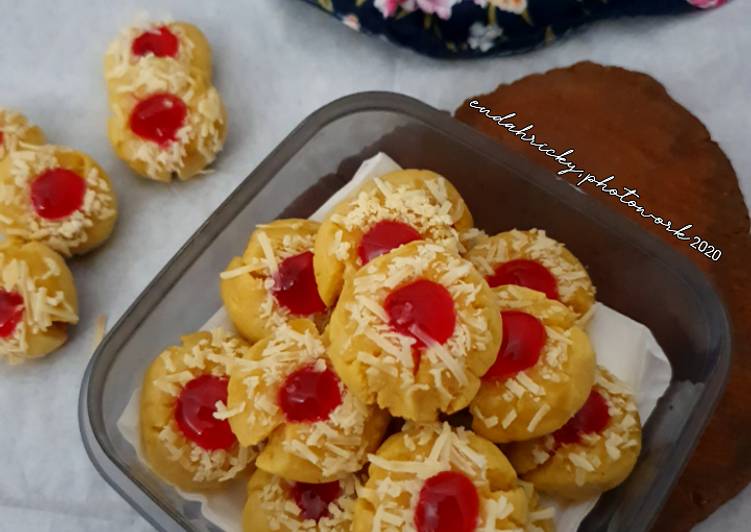 Bagaimana Menyiapkan Strawberry Thumbprint Cookies, Enak Banget