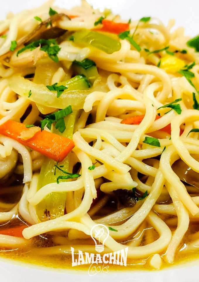 Una foto de Noodles con verduras