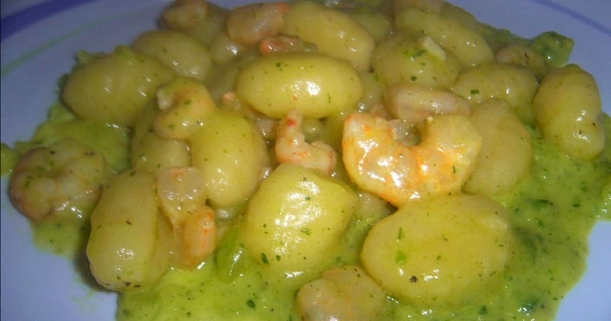 Ricetta Gnocchi Con Gamberetti Sfumati Al Cognac Su Crema Di Zucchine ...