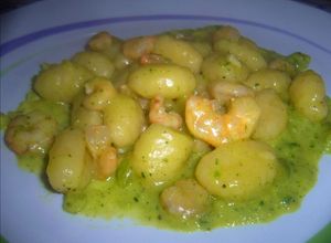 Foto di Gnocchi con Gamberetti sfumati al Cognac su Crema di Zucchine