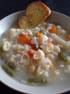 Una foto de Minestrone con pasta y coliflor