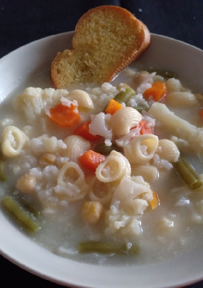 Una foto de Minestrone con pasta y coliflor
