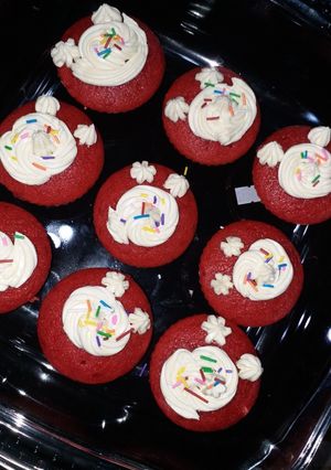 A picture of Red velvet cupcakes.