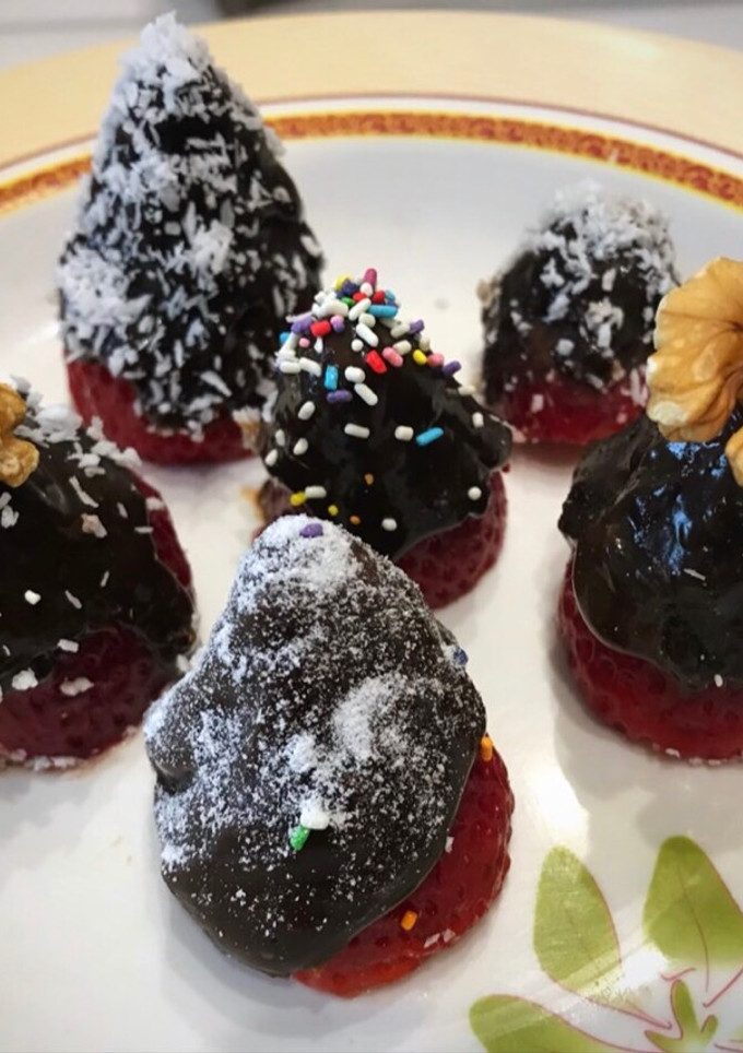 Una foto de Frutillas bañadas en chocolate express rápido y fácil
