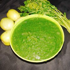 A picture of Green tomato coriander chutney.