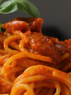 Una foto de Pasta con salsa de pimientos rojos asados - 👉 Recetas veganas con pasta