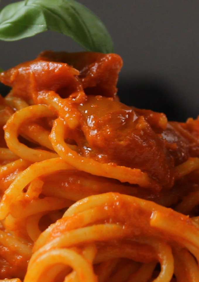 Una foto de Pasta con salsa de pimientos rojos asados - 👉 Recetas veganas con pasta