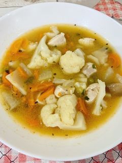 Zöldségleves karfiollal és csirkemellel recept fotója