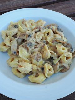 Una foto de Tortellini con champiñones improvisados