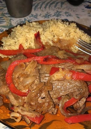 Una foto de Churrasco con cebolla, morrón y arroz saborizado
