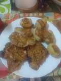 Chuletas de cerdo adobadas con papas arrugadas