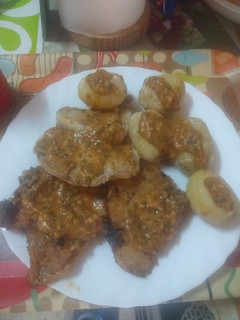 Una foto de Chuletas de cerdo adobadas con papas arrugadas