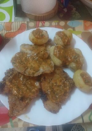 Foto principal de Chuletas de cerdo adobadas con papas arrugadas