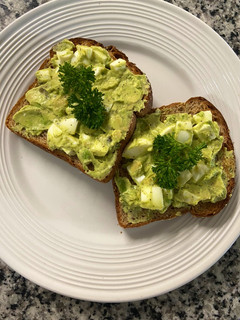Una foto de Ensalada de huevo cocido y aguacate 🥑