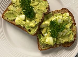 Una foto de Ensalada de huevo cocido y aguacate 🥑