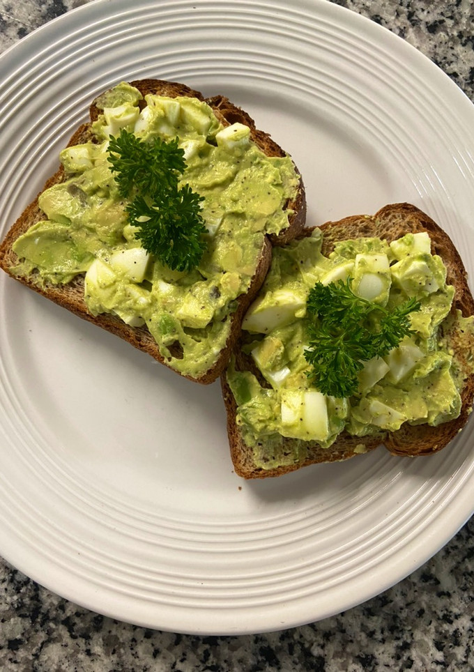 Una foto de Ensalada de huevo cocido y aguacate 🥑
