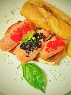 Una foto de Bocadillo de salmón ahumado y queso brie