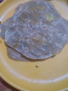 கோதுமை உருளை ஸ்டப்டு சப்பாத்தி (Kothumai urulai stuffed chappathi recipe in tamil) செய்முறை முக்கிய புகைப்படம்