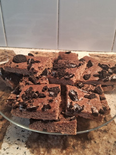 Una foto de Brownies clásicos con oreo