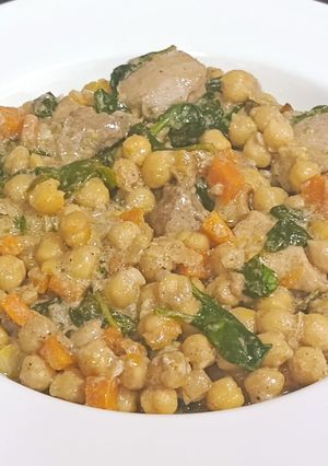 Una foto de Estofado de pollo y garbanzos con leche de coco