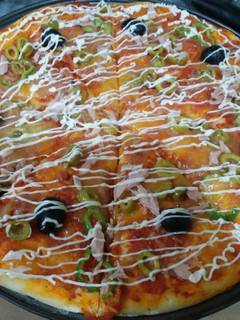 صورة لوصفة بيتزا 🍕 بالتونة طعمها خيالي