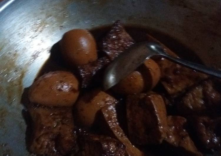 Telur dan tahu bacem