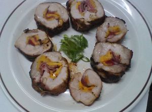 Una foto de Lomo de cerdo relleno con fresas, melocotón y cebollin
