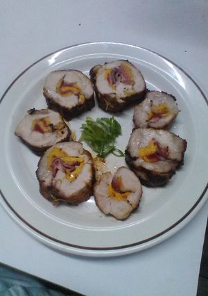 Una foto de Lomo de cerdo relleno con fresas, melocotón y cebollin