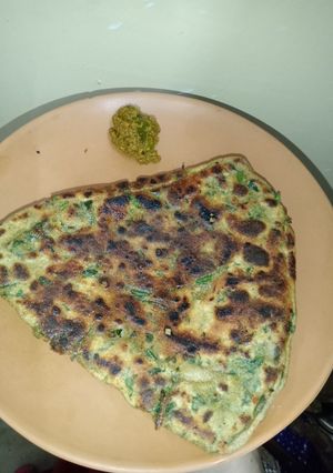 बथुआ पराठा(bathua paratha recipe in hindi) रेसिपी मुख्य फोटो