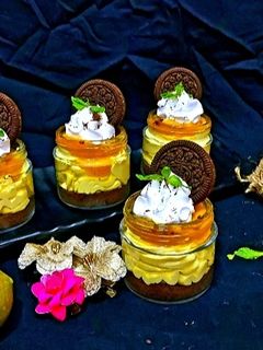 मँगो ओरिओ मूस (mango oreo mousse recipe in marathi) रेसिपी चे मुख्य फोटो