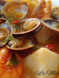 Una foto de Guiso de patatas con almejas y gambas